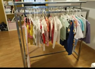 Vitrina expositora de cristal y metal