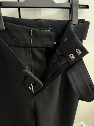 Pantalón de vestir negro con cinturón