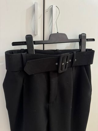 Pantalón de vestir negro con cinturón
