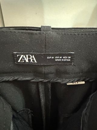 Pantalón de vestir negro con cinturón