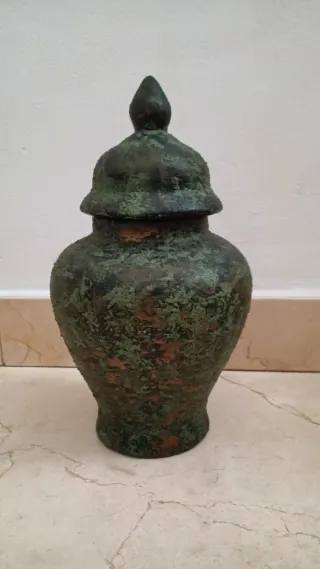 Jarrón de terracota con tapa Altura 26 cm.