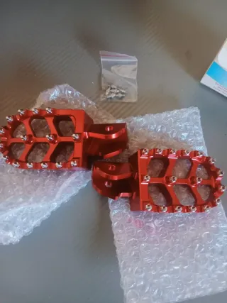 Estriberas moto rojas