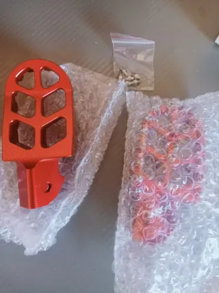 Estriberas moto rojas