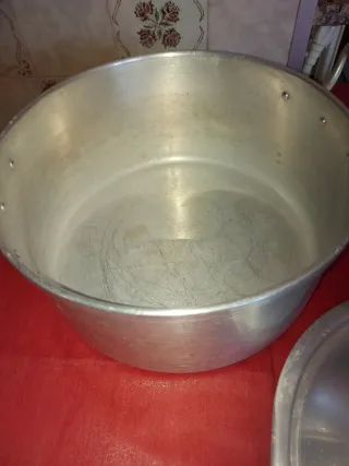 Olla de metal grande