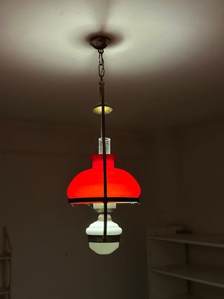 Lámpara vintage de techo con tulipa roja