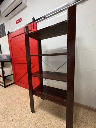 Estantería de madera oscura