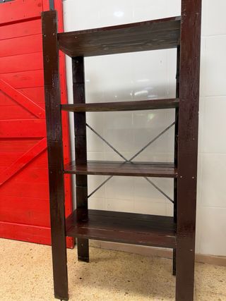 Estantería de madera oscura