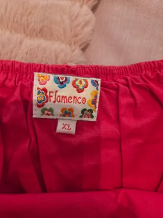 Falda larga roja con adornos dorados