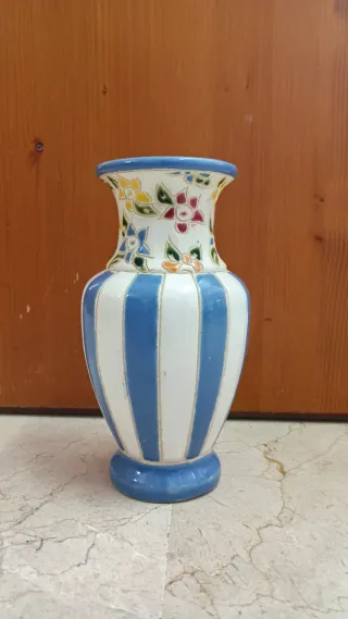 Jarrón de cerámica azul y blanco