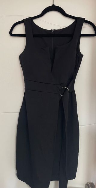 Vestido negro ajustado con hebilla