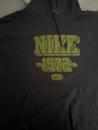 Sudadera Nike Gris con Logo 1972