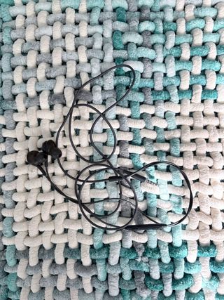 Auriculares negros con cable