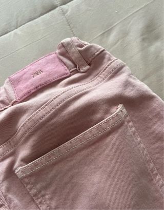 Vaqueros Zara rosas con tachas