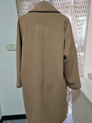 Abrigo beige con detalles negros