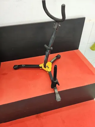 Soporte Hércules para Clarinete y Saxo