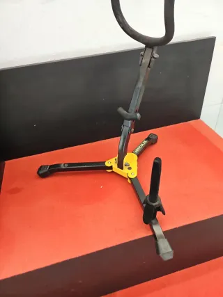 Soporte Hércules para Clarinete y Saxo