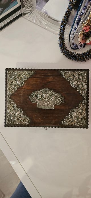 Elegante portagioie in legno con decorazioni