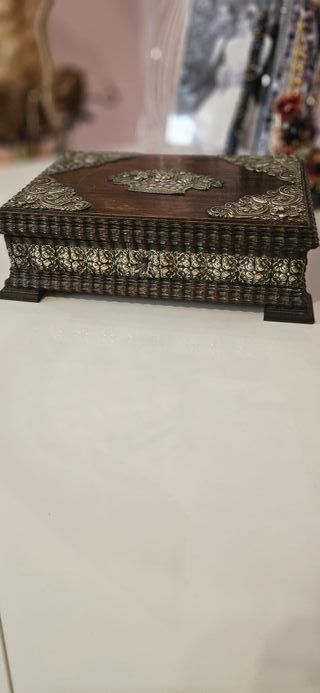 Elegante portagioie in legno con decorazioni