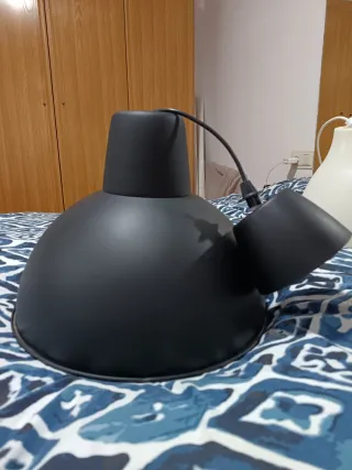 Lámpara de techo Ikea negra. Precio original 20 e.