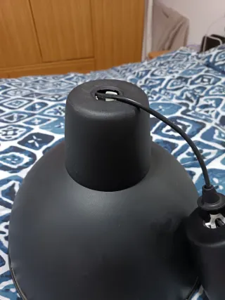 Lámpara de techo Ikea negra. Precio original 20 e.