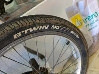 Bicicleta BMX, con taloneras.