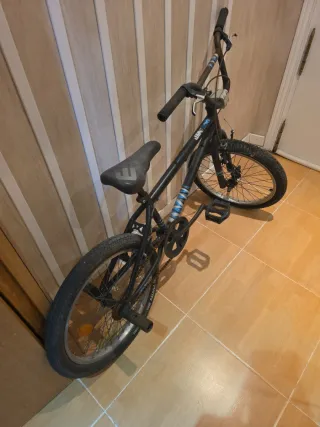 Bicicleta BMX, con taloneras.