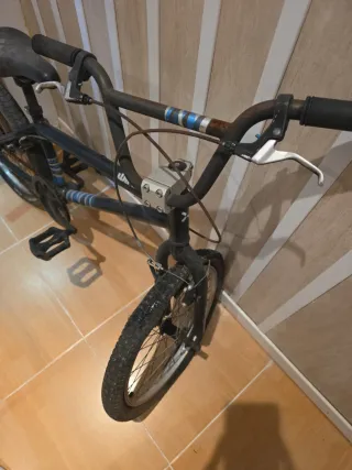 Bicicleta BMX, con taloneras.