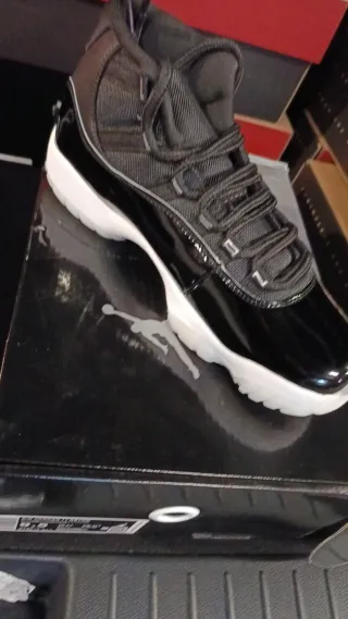 Jordan 11 Negro Rojo Talla 42