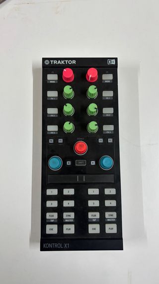 Controlador DJ Traktor Kontrol X1