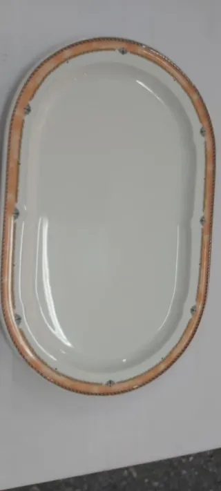 Bandeja de loza ovalada con borde decorado