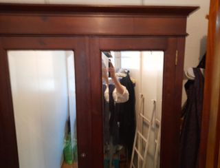 Armario de madera caoba, puertas con espejo