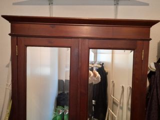 Armario de madera caoba, puertas con espejo