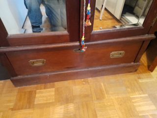 Armario de madera caoba, puertas con espejo