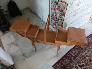 Costurero antiguo de madera con patas