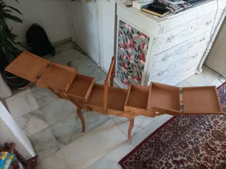 Costurero antiguo de madera con patas