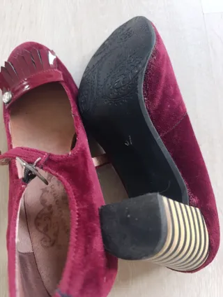 Zapatos de tacón burdeos y terciopelo