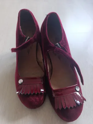Zapatos de tacón burdeos y terciopelo