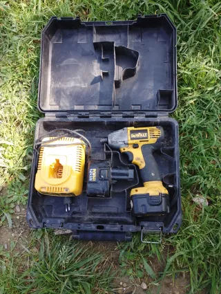 Atornillador percutor DeWalt con cargador