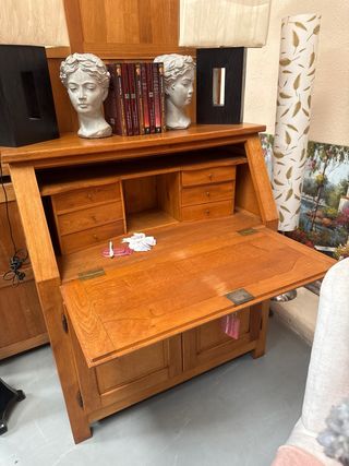 Mueble de madera con detalles de cristal