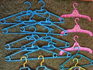 Pack 29 perchas plástico de colores