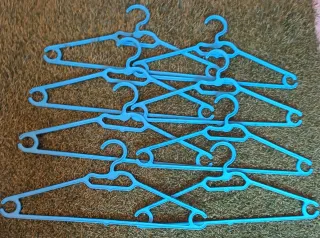 Pack 29 perchas plástico de colores