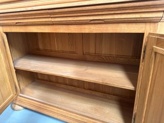 Mueble de madera con vitrina