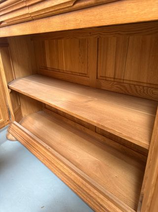 Mueble de madera con vitrina