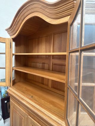 Mueble de madera con vitrina