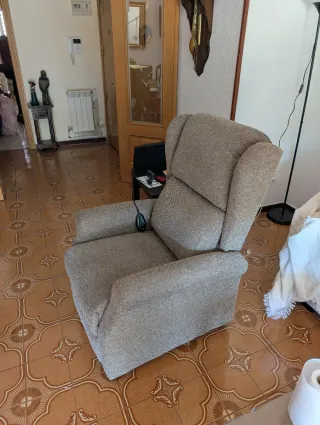 Sillón eléctrico beige y marrón