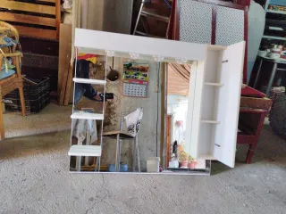 Espejo con estantes de madera y cajón con puerta