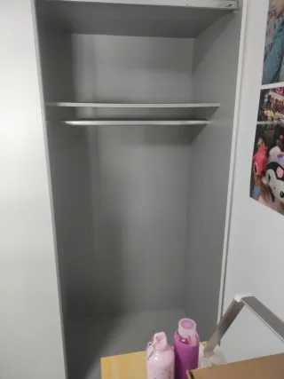 Armario blanco de madera