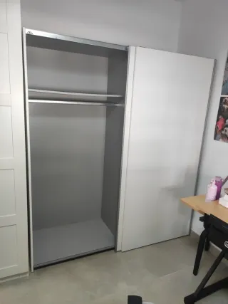 Armario blanco de madera