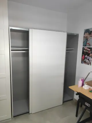 Armario blanco de madera