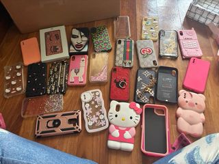 iPhone X blanco con fundas, cargador y auriculares